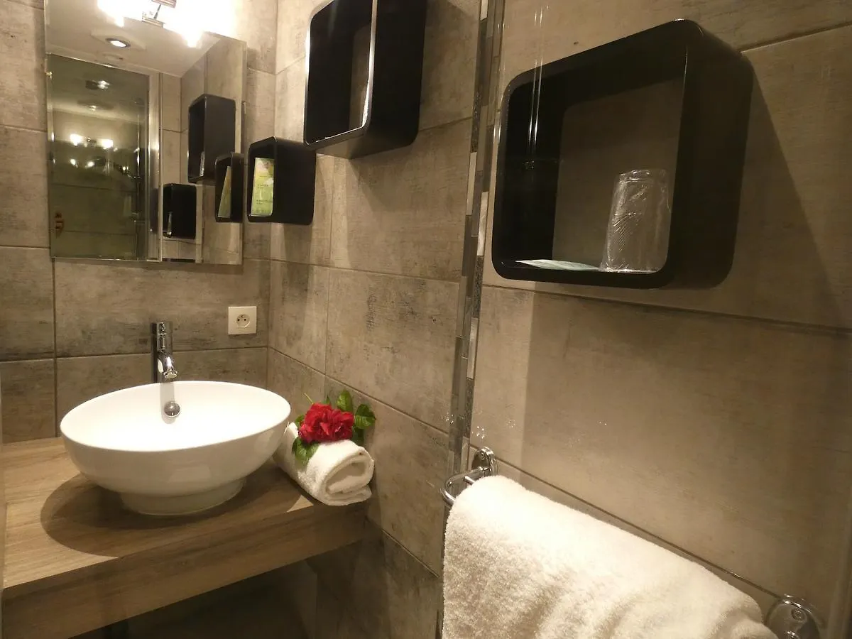 Hotel Du Midi Thones